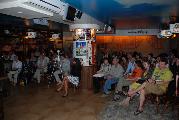 Публика слушает стихи в одном из ресторанов Иркутска